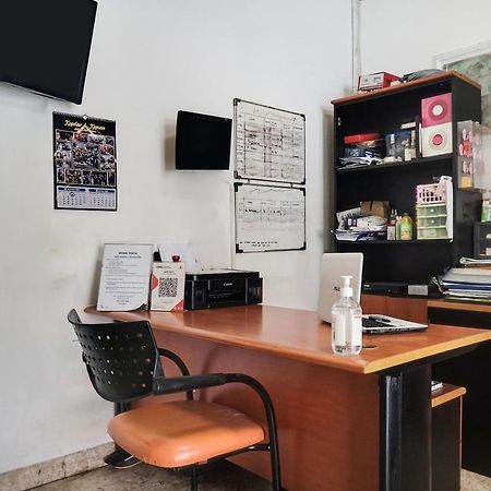 Oyo 91754 Wisma Tiqita Syariah Джакарта Екстериор снимка