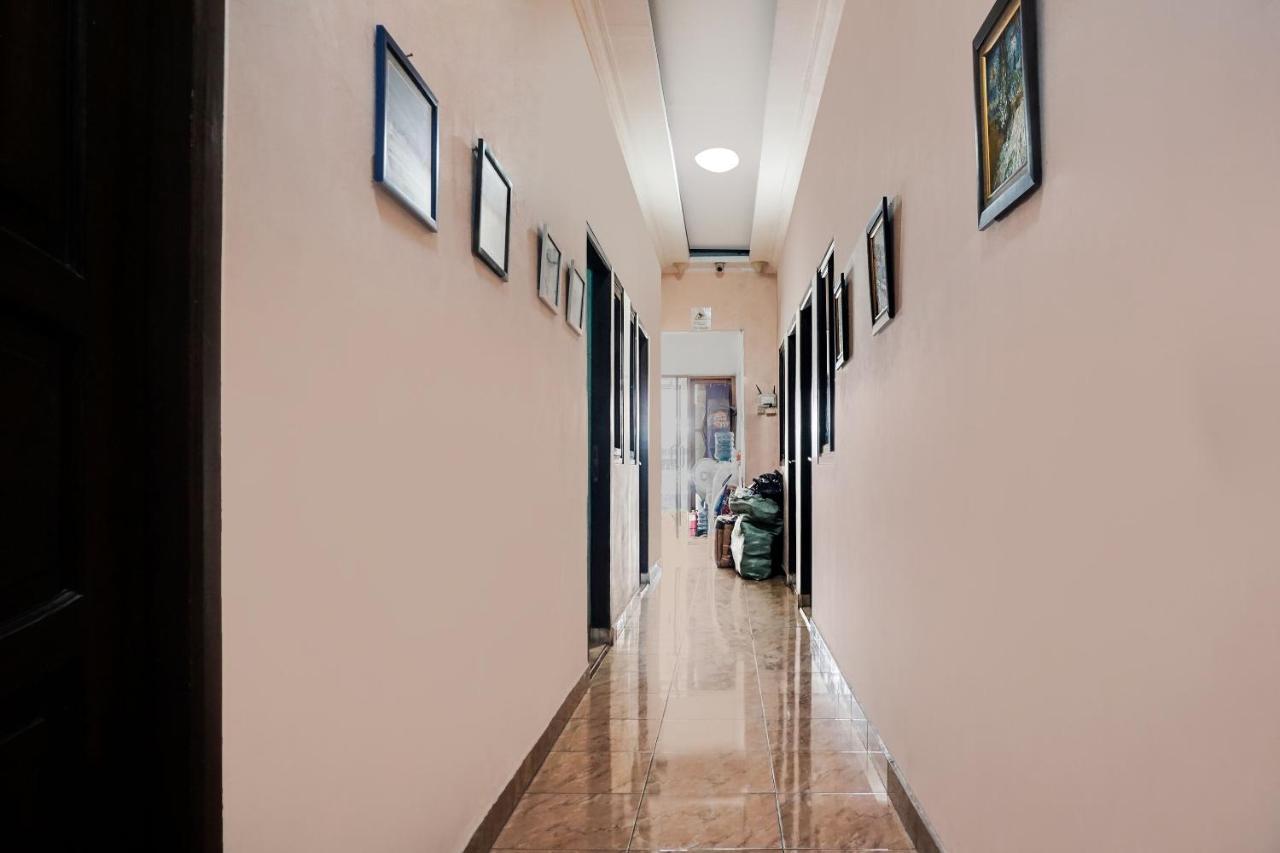 Oyo 91754 Wisma Tiqita Syariah Джакарта Екстериор снимка