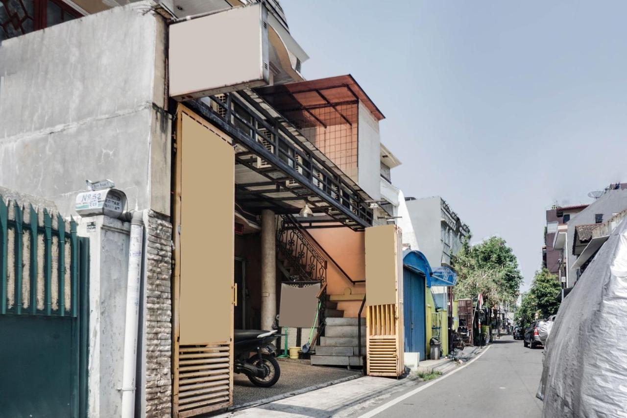 Oyo 91754 Wisma Tiqita Syariah Джакарта Екстериор снимка